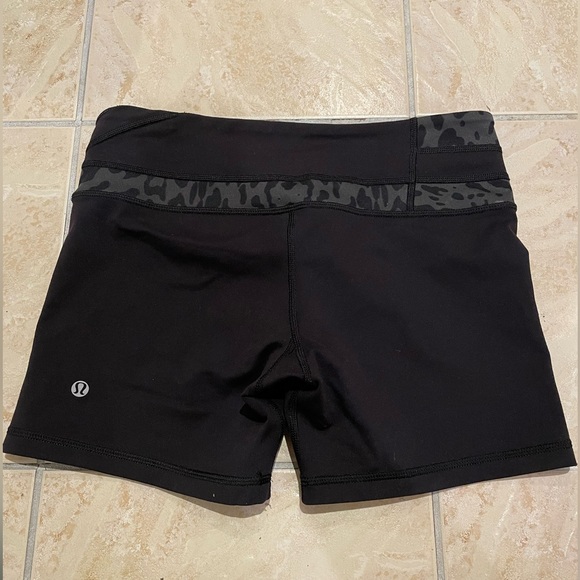 LULULEMON Athletica Reversible Black Groove Shorts size 6 - Picture 8 of 8